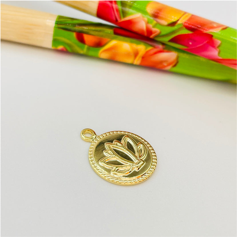 FO477 Flor de Loto 12 mm más argollita Figura Baño Oro Figuras Bañadas en Oro y Plata hecho de Bronce Bañado en Oro 18K Joyas Bañadas en Oro