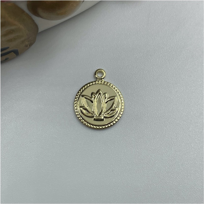FO477 Flor de Loto 12 mm más argollita Figura Baño Oro Figuras Bañadas en Oro y Plata hecho de Bronce Bañado en Oro 18K Joyas Bañadas en Oro