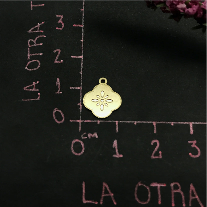 FO487 Trébol Flor Estampada Figura Baño Oro Figuras Bañadas en Oro y Plata hecho de Bronce Bañado en Oro 18K