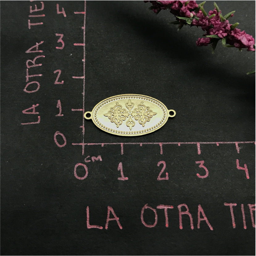 FO501 Ovalo Flores Relieve Conector Figura Baño Oro Figuras Bañadas en Oro y Plata hecho de Bronce Bañado en Oro 18K