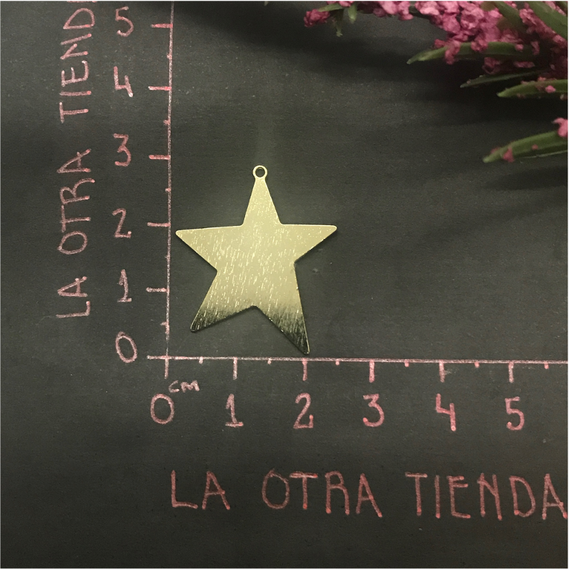 FO532 Colgante Estrella Mediana Lijada Desigual 25x30 mm Figura Baño Oro Figuras Bañadas hecho de Bronce Bañado en Oro 18K Joyas Bañadas en Oro