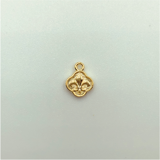 FO577 Colgante Petit Flor de Liz 8 mm Figura Baño Oro Figuras Bañadas en Oro y Plata hecho de Bronce Bañado en Oro 18K