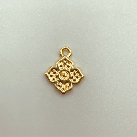 FO592 Colgante Flor 4 pétalos Petite 10 mm Figura Baño Oro Figuras Bañadas en Oro y Plata hecho de Bronce Bañado en Oro 18K