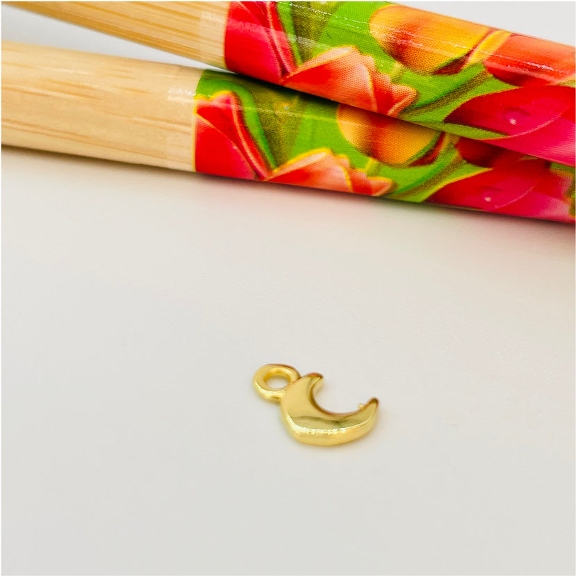 FO615 Luna Lisa Petite 6 x 5 mm Figura Baño Oro Figuras Bañadas en Oro y Plata hecho de Bronce Bañado en Oro 18K Joyas Bañadas en Oro