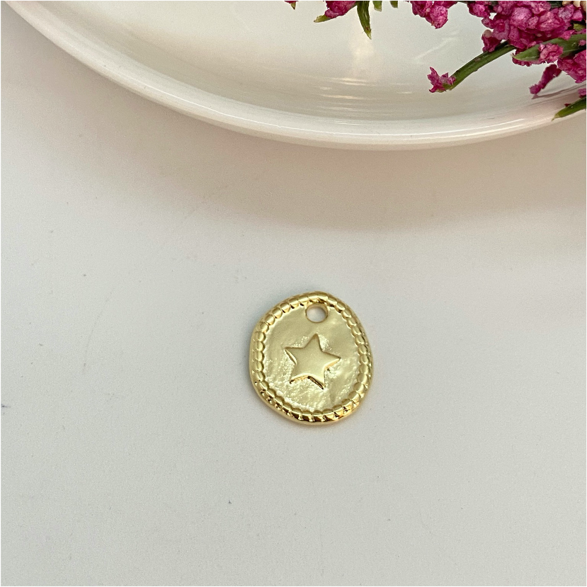 FO677 Colgante Ovalado Irregular Estrella 15 x 13 mm Figura Baño Oro Figuras Bañadas en Oro y Plata hecho de Bronce Bañado en Oro 18K