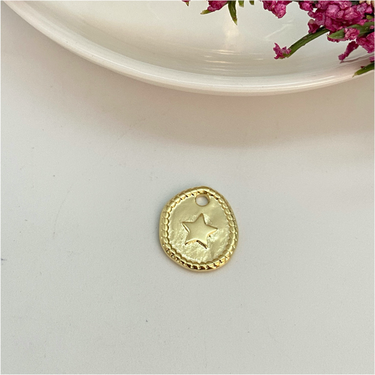 FO677 Colgante Ovalado Irregular Estrella 15 x 13 mm Figura Baño Oro Figuras Bañadas en Oro y Plata hecho de Bronce Bañado en Oro 18K