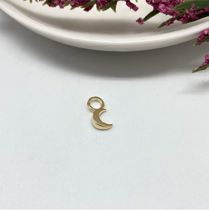 FO688 Colgante Mini Luna Lisa 13 x 6 mm Figura Baño Oro Figuras Bañadas en Oro y Plata hecho de Bronce Bañado en Oro 18K