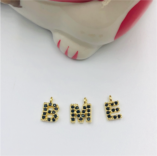 FO698 Letras Mini con Circones Negros Figura Baño Oro Figuras Bañadas en Oro y Plata hecho de Bronce Bañado en Oro 18K