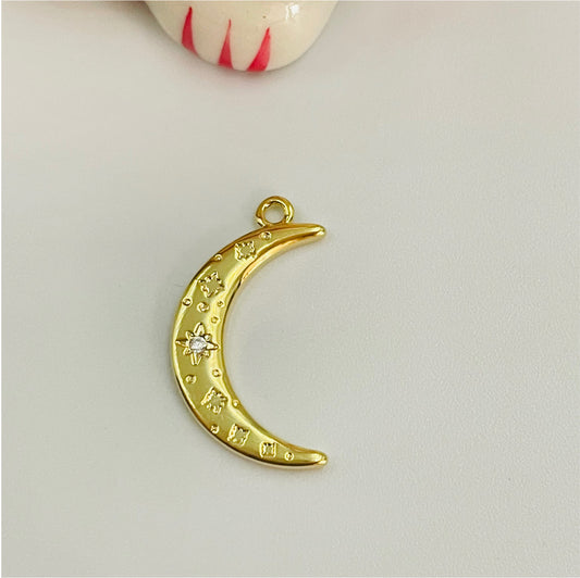 FO725 Colgante Luna Con estrellas Guías Estampadas y con Circon 25 x 4 mm Figura Baño Oro Figuras Bañadas en Oro y Plata hecho de Bronce Bañado en Oro 18K