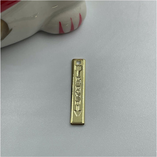 FO739 Colgante Placa Be Brave 20 x 4 mm con perforación Figura Baño Oro Figuras Bañadas en Oro y Plata hecho de Bronce Bañado en Oro 18K Joyas Bañadas en Oro