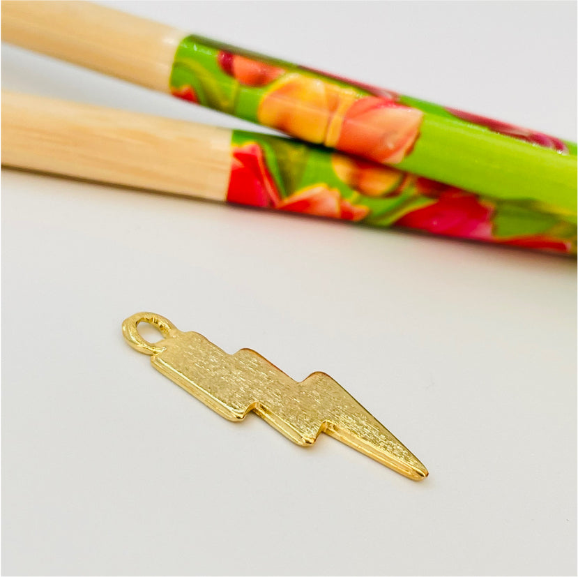 FO750 Colgante Rayo Lijado 25 x 10 mm Figura Baño Oro Figuras Bañadas en Oro y Plata hecho de Bronce Bañado en Oro 18K Joyas Bañadas en Oro