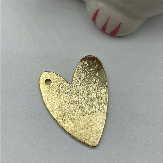FO757 Colgante Corazón Lijado ladeado con perforación 24 mm Figura Baño Oro Figuras Bañadas en Oro y Plata hecho de Bronce Bañado en Oro 18K Joyas Bañadas en Oro