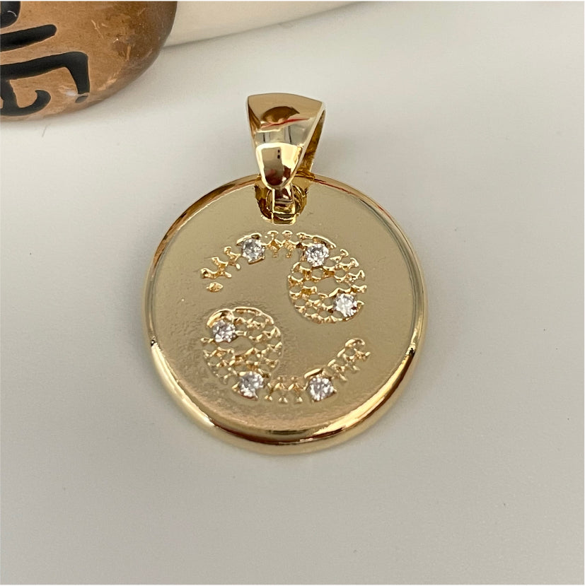 FO795-Cáncer Colgante Signo Zodiacal Cáncer 17 mm Figura Baño Oro Figuras Bañadas en Oro y Plata hecho de Bronce Bañado en Oro 18K