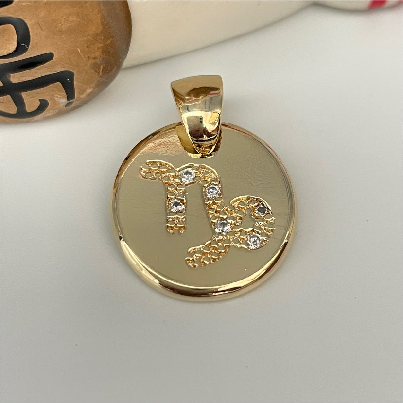FO795-Capricornio Colgante Signo Zodiacal Capricornio 17 mm Figura Baño Oro Figuras Bañadas en Oro y Plata hecho de Bronce Bañado en Oro 18K