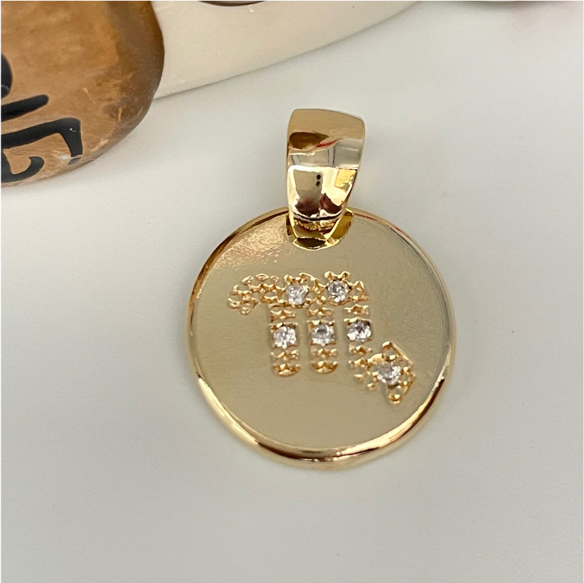 FO795-Escorpión Colgante Signo Zodiacal Escorpión 17 mm Figura Baño Oro Figuras Bañadas en Oro y Plata hecho de Bronce Bañado en Oro 18K