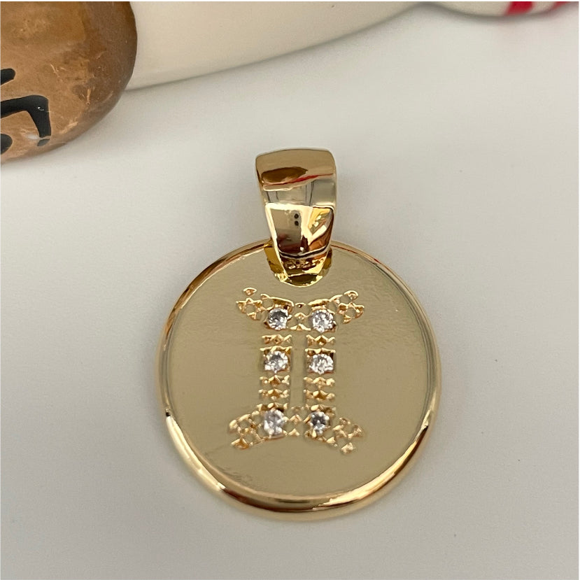 FO795-Géminis Colgante Signo Zodiacal Géminis 17 mm Figura Baño Oro Figuras Bañadas en Oro y Plata hecho de Bronce Bañado en Oro 18K