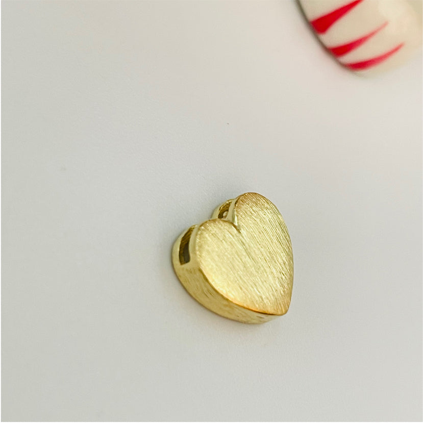 FO808 Colgante corazón lijado para pasar 11 mm Figura Baño Oro Figuras Bañadas en Oro y Plata hecho de Bronce Bañado en Oro 18K