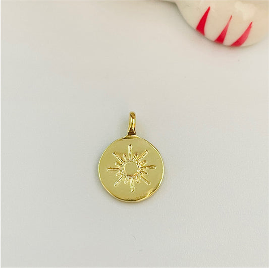 FO825 Colgante Mini Medalla redonda sol estampado 10 mm Figura Baño Oro Figuras Bañadas en Oro y Plata hecho de Bronce Bañado en Oro 18K