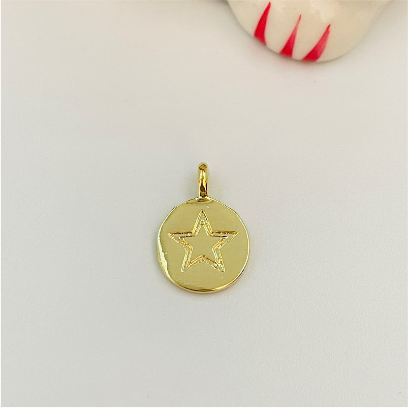 FO826 Colgante Mini Medalla redonda Estrella estampada 10 mm Figura Baño Oro Figuras Bañadas en Oro y Plata hecho de Bronce Bañado en Oro 18K