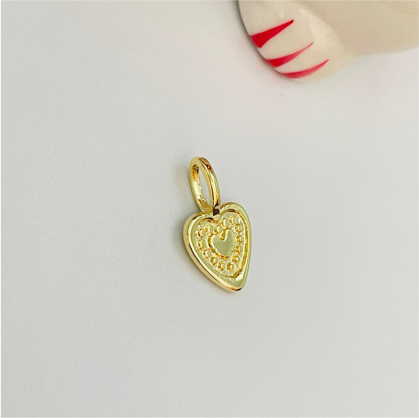 FO829 Colgante con corazón y puntitos en relieve 9x9 mm mas balier fijo 5 mm Figura Baño Oro Figuras Bañadas en Oro y Plata hecho de Bronce Bañado en Oro 18K
