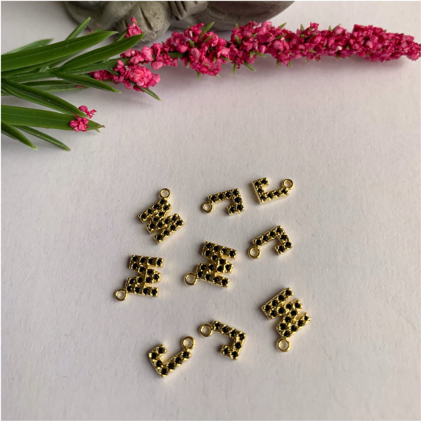 FO834 Letras Mini con Circones Negros 6 mm Figura Baño Oro Figuras Bañadas en Oro y Plata hecho de Bronce Bañado en Oro 18K