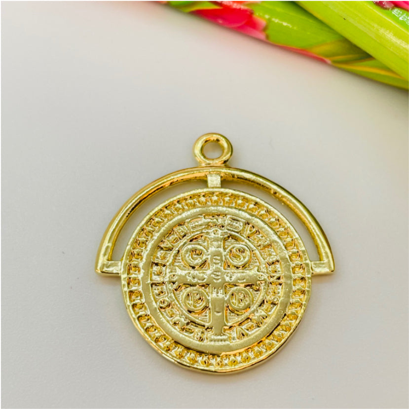 FO856 Colgante Medalla San Benito con borde superior calado 22x25 mm más argollita Figura Baño Oro Figuras Bañadas en Oro y Plata hecho de Bronce Bañado en Oro 18K Joyas Bañadas en Oro