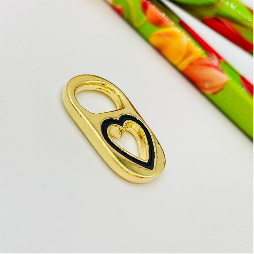 FO861 Colgante Tapa Lata con Corazón Calado detalle en negro 19x11 mm Figura Baño Oro Figuras Bañadas en Oro y Plata hecho de Bronce Bañado en Oro 18K Joyas Bañadas en Oro