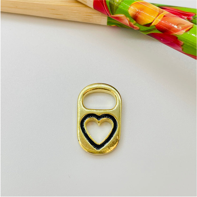 FO861 Colgante Tapa Lata con Corazón Calado detalle en negro 19x11 mm Figura Baño Oro Figuras Bañadas en Oro y Plata hecho de Bronce Bañado en Oro 18K Joyas Bañadas en Oro
