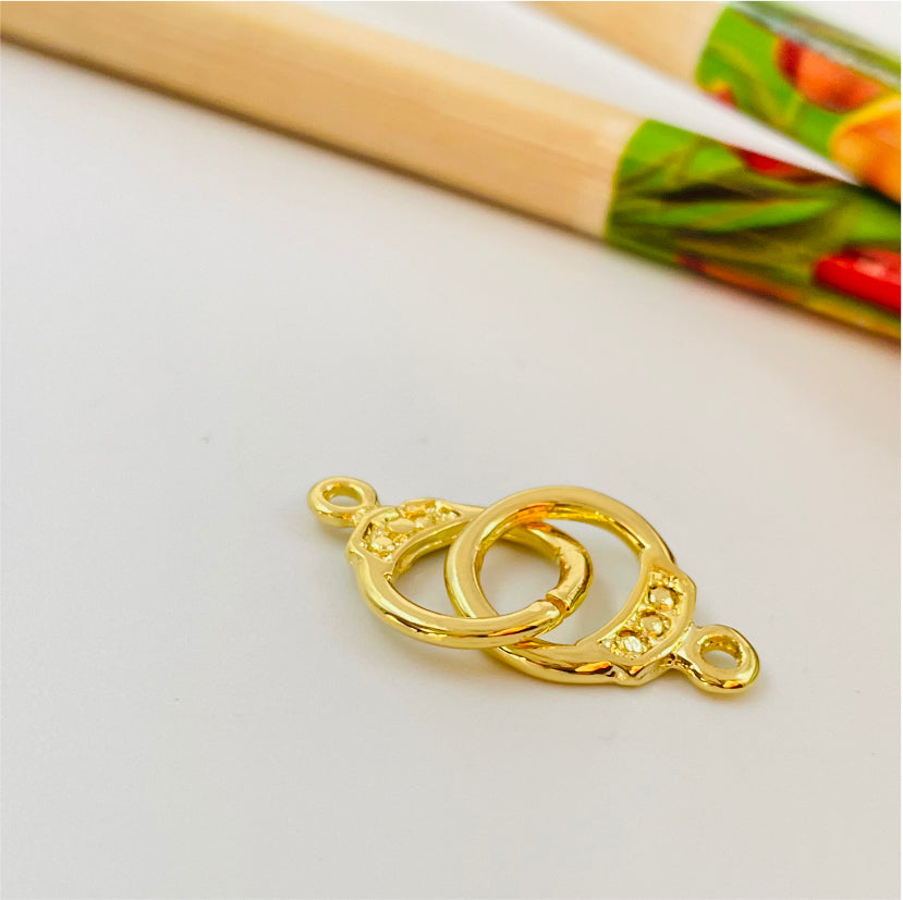 FO874 Colgante o Conector Esposas 20x9 mm más argollitas Figura Baño Oro Figuras Bañadas en Oro y Plata hecho de Bronce Bañado en Oro 18K Joyas Bañadas en Oro