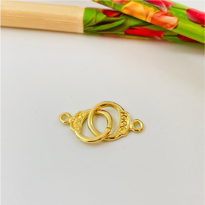 FO874 Colgante o Conector Esposas 20x9 mm más argollitas Figura Baño Oro Figuras Bañadas en Oro y Plata hecho de Bronce Bañado en Oro 18K Joyas Bañadas en Oro