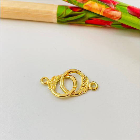 FO874 Colgante o Conector Esposas 20x9 mm más argollitas Figura Baño Oro Figuras Bañadas en Oro y Plata hecho de Bronce Bañado en Oro 18K Joyas Bañadas en Oro