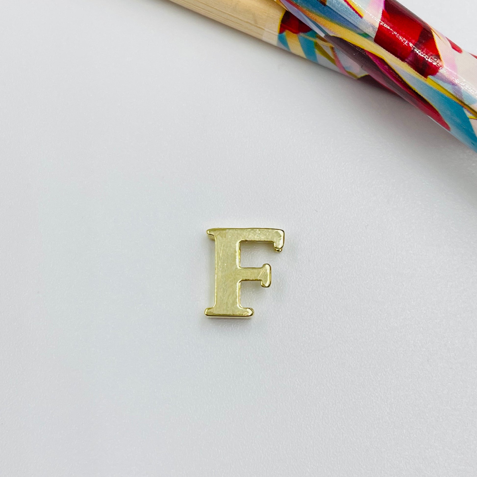 FO879 Mini Letras 10 mm Espesor 3 mm para pasar Figura Baño Oro Figuras Bañadas en Oro y Plata hecho de Bronce Bañado en Oro 18K Joyas Bañadas en Oro