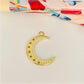 FO895 Colgante Luna con mini estrellas caladas y borde interior con circones 18x15 mm más argollita Figura Baño Oro Figuras Bañadas en Oro y Plata hecho de Bronce Bañado en Oro 18K Joyas Bañadas en Oro