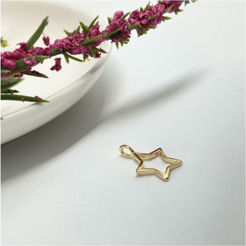 FO922 Estrella Calada 12 mm más argollita de lado Figura Baño Oro Figuras Bañadas en Oro y Plata hecho de Bronce Bañado en Oro 18K Joyas Bañadas en Oro
