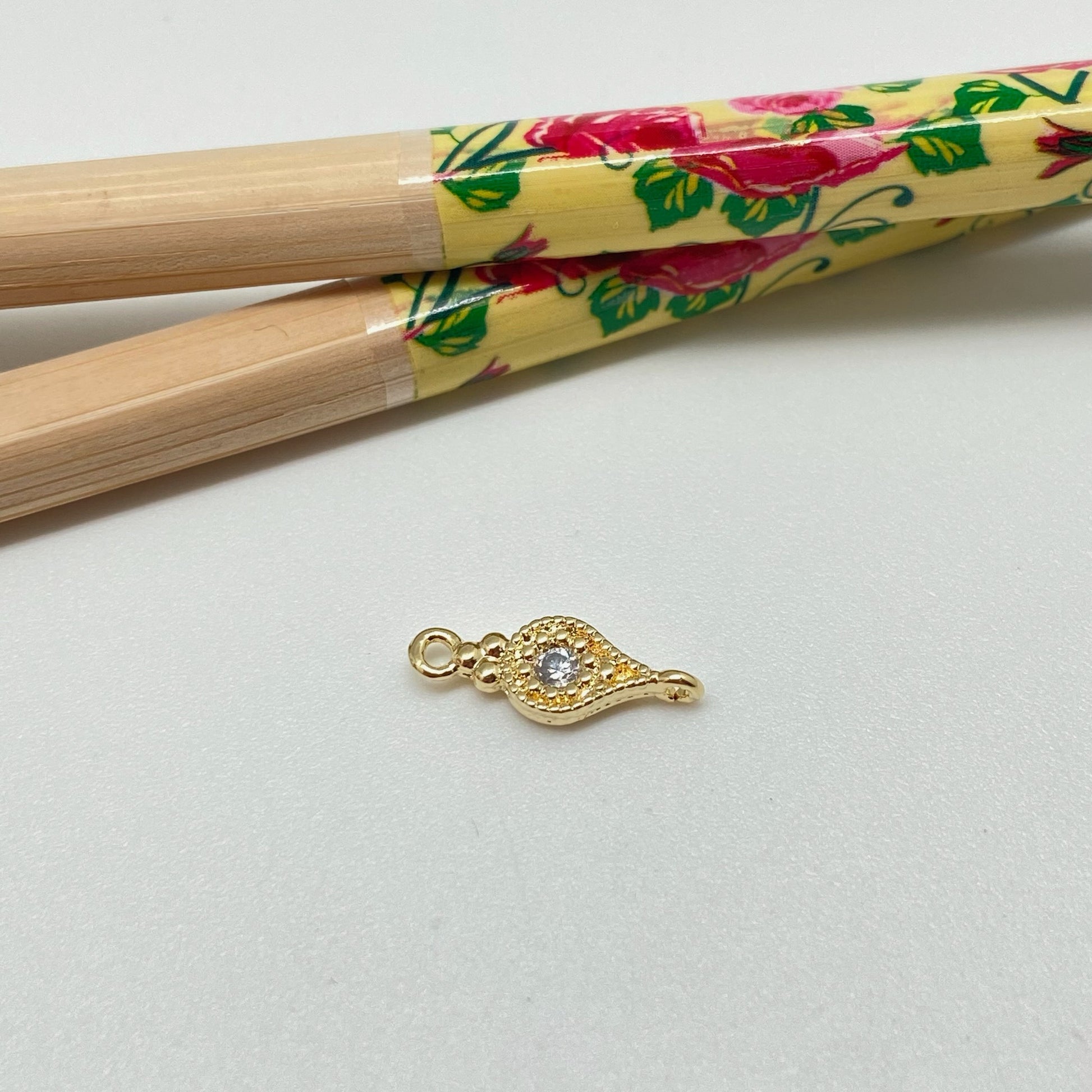 FO929 Conector Punto de luz Gota invertida 10x6 mm más argollitas Figura Baño Oro Figuras Bañadas hecho de Bronce Bañado en Oro 18K Joyas Bañadas en Oro
