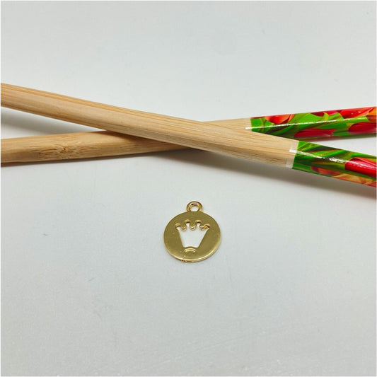 FO931 Colgante medalla Corona calada 15 mm más argollita Figura Baño Oro Figuras Bañadas hecho de Bronce Bañado en Oro 18K Joyas Bañadas en Oro