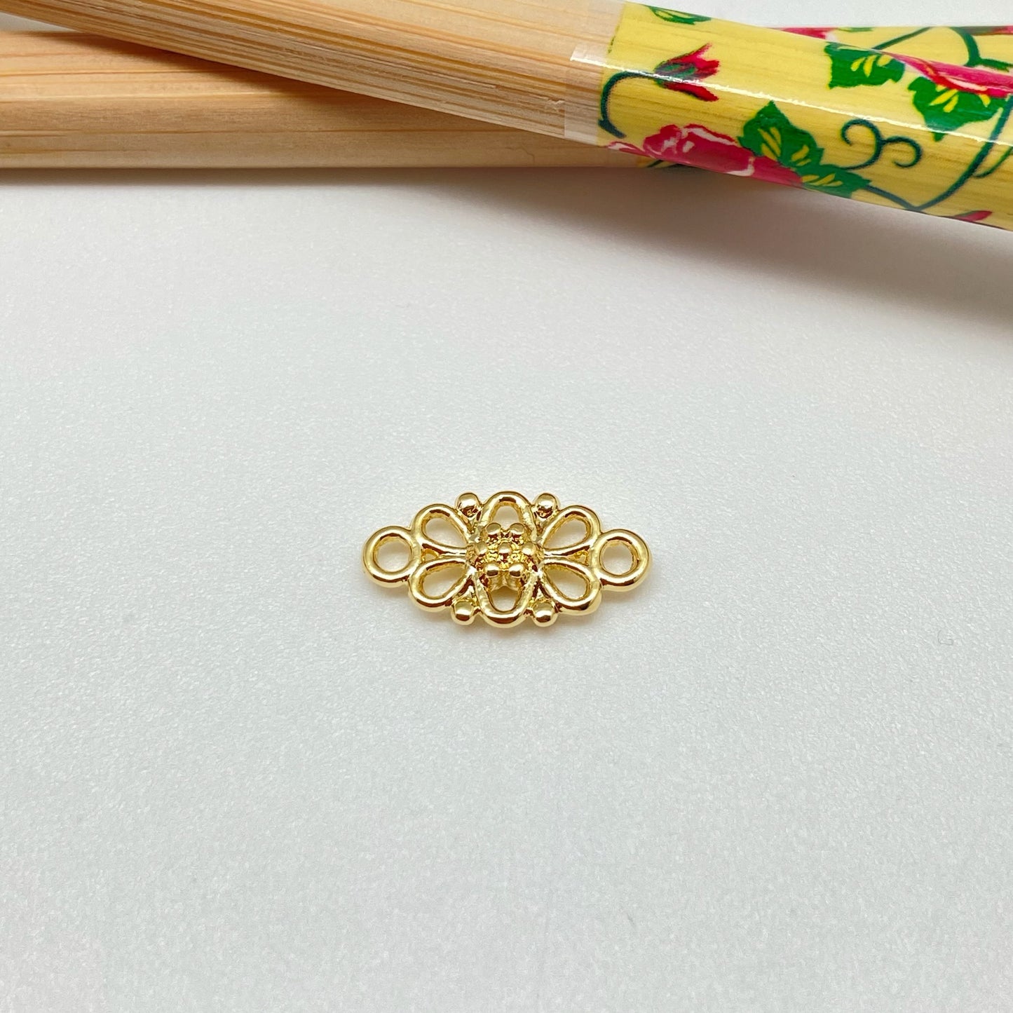 FO933 Conector Calado Flores 16x9 mm incluye argollitas Figura Baño Oro Figuras Bañadas hecho de Bronce Bañado en Oro 18K Joyas Bañadas en Oro