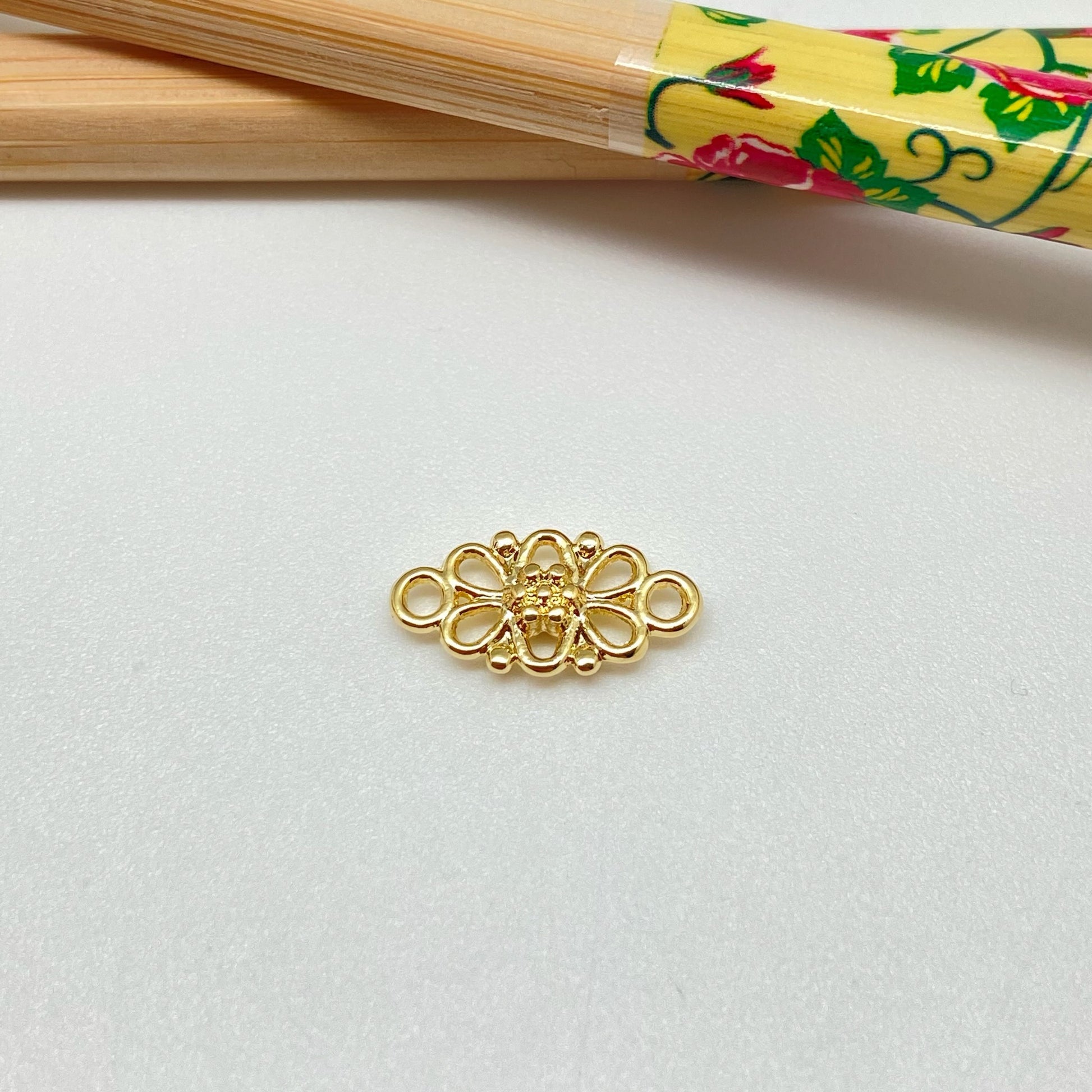 FO933 Conector Calado Flores 16x9 mm incluye argollitas Figura Baño Oro Figuras Bañadas hecho de Bronce Bañado en Oro 18K Joyas Bañadas en Oro