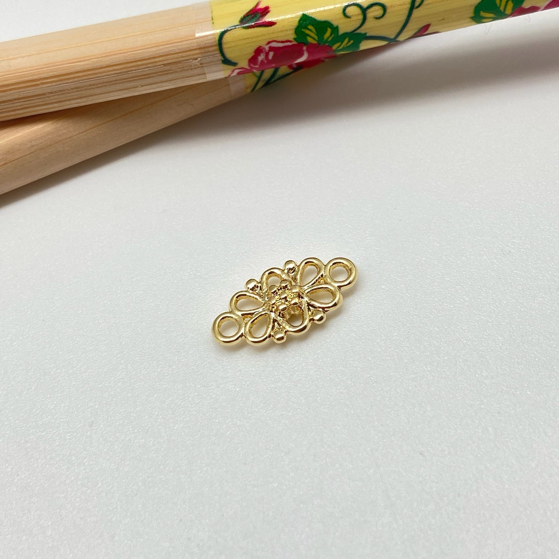 FO933 Conector Calado Flores 16x9 mm incluye argollitas Figura Baño Oro Figuras Bañadas hecho de Bronce Bañado en Oro 18K Joyas Bañadas en Oro