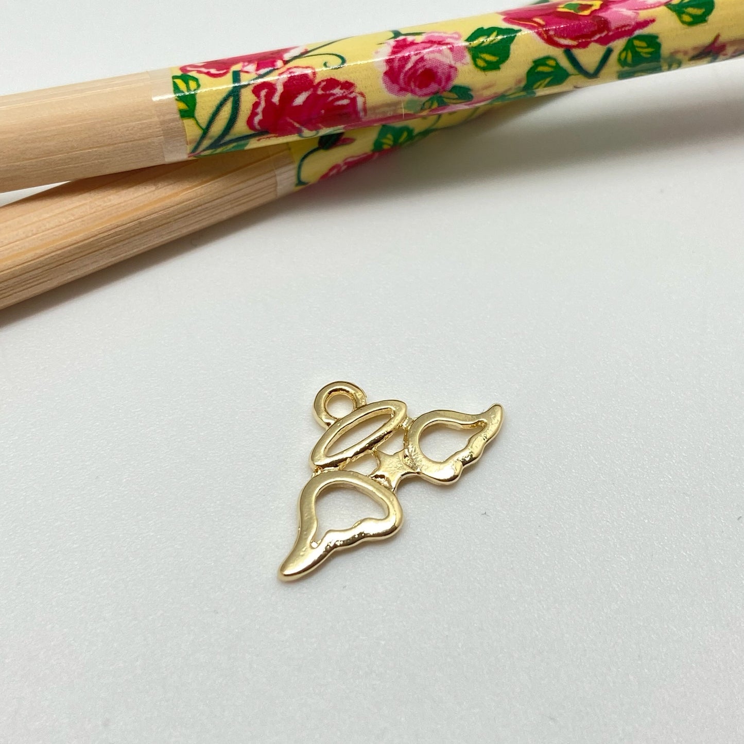FO935 Colgante Angel Calado10x23 mm más argollita Figura Baño Oro Figuras Bañadas hecho de Bronce Bañado en Oro 18K Joyas Bañadas en Oro