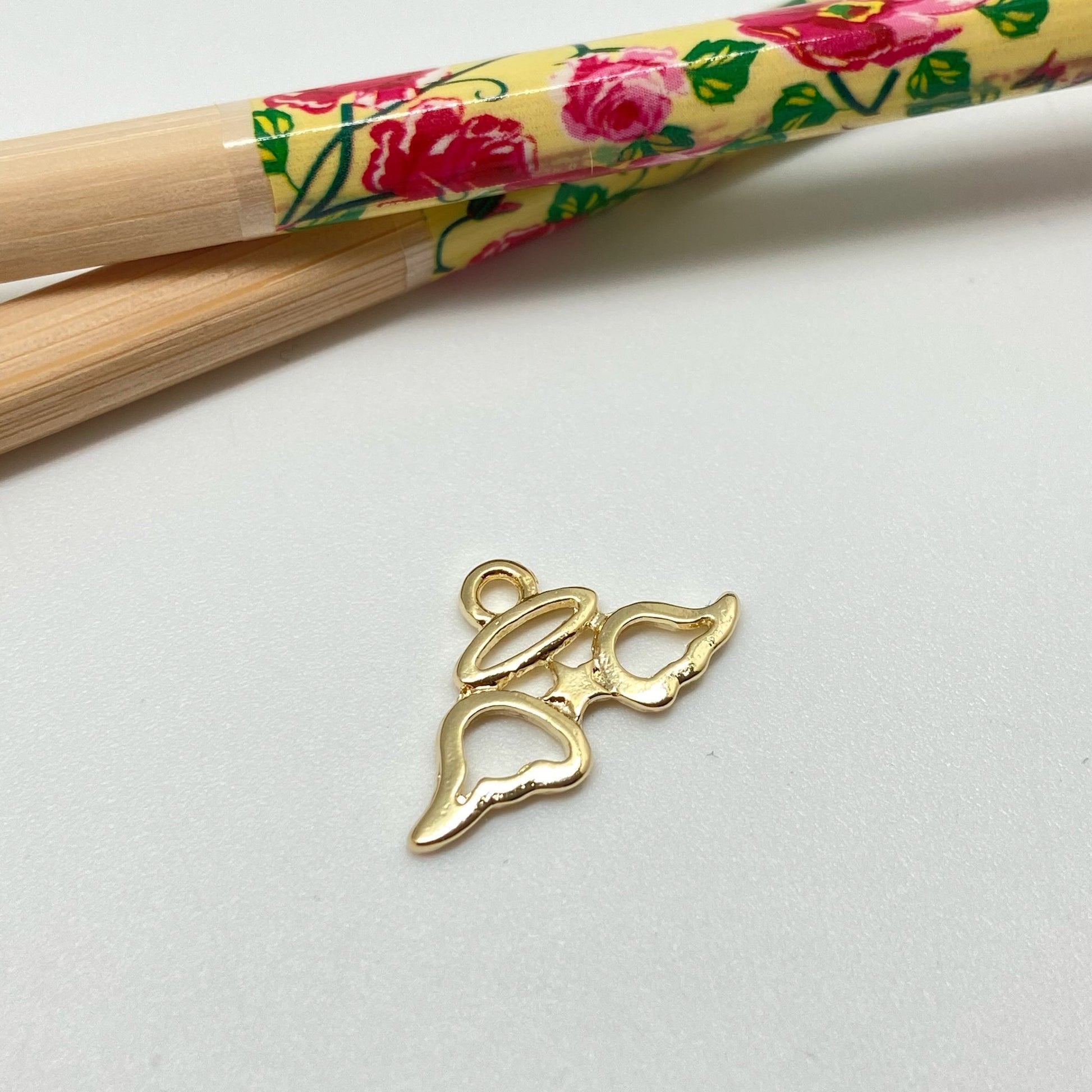 FO935 Colgante Angel Calado10x23 mm más argollita Figura Baño Oro Figuras Bañadas hecho de Bronce Bañado en Oro 18K Joyas Bañadas en Oro