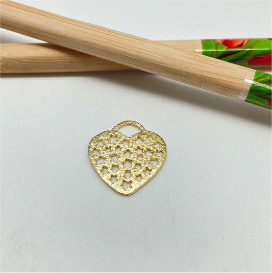 FO936 Colgante Corazón con estrellas caladas 20x19 mm Figura Baño Oro Figuras Bañadas hecho de Bronce Bañado en Oro 18K Joyas Bañadas en Oro