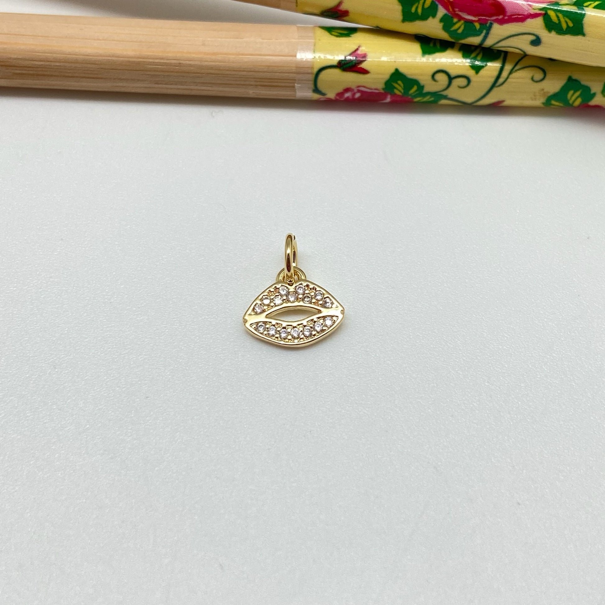 FO940 Colgante Boca con Circones 9x10 mm más argollita Figura Baño Oro Figuras Bañadas hecho de Bronce Bañado en Oro 18K Joyas Bañadas en Oro