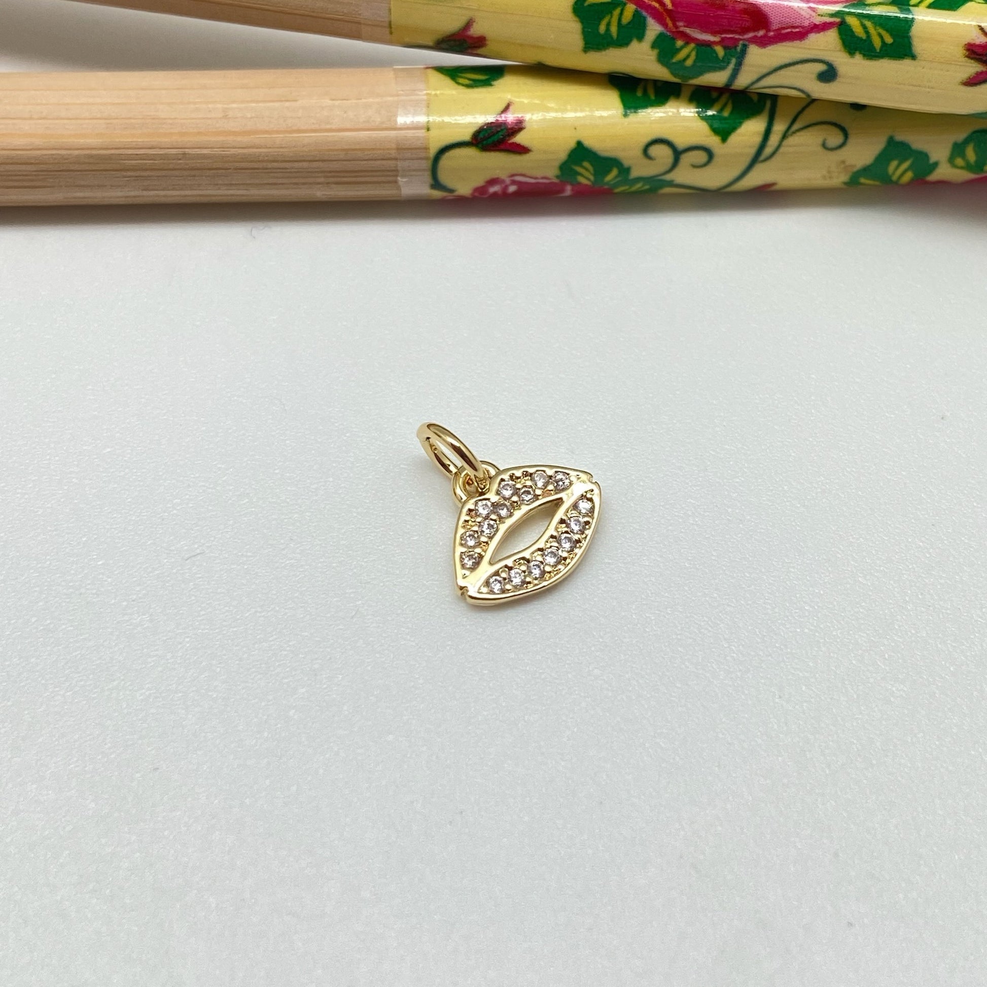 FO940 Colgante Boca con Circones 9x10 mm más argollita Figura Baño Oro Figuras Bañadas hecho de Bronce Bañado en Oro 18K Joyas Bañadas en Oro
