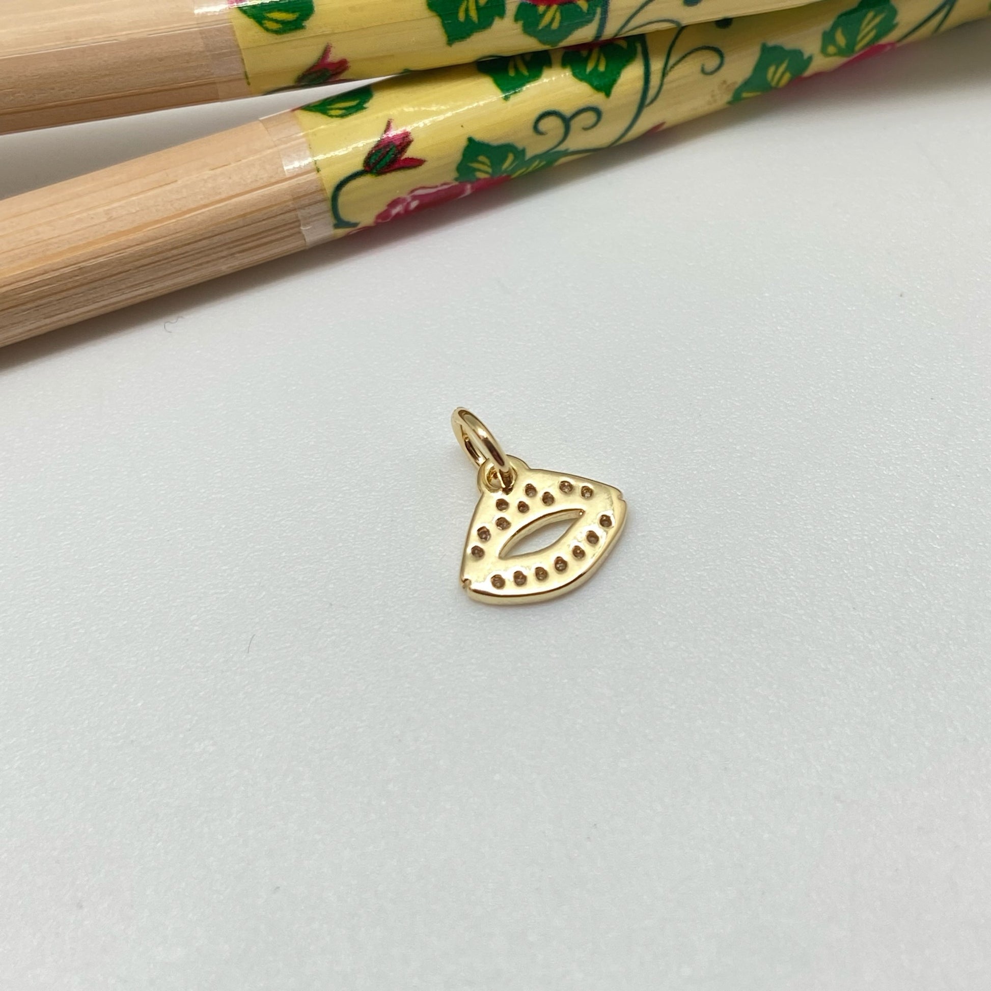 FO940 Colgante Boca con Circones 9x10 mm más argollita Figura Baño Oro Figuras Bañadas hecho de Bronce Bañado en Oro 18K Joyas Bañadas en Oro