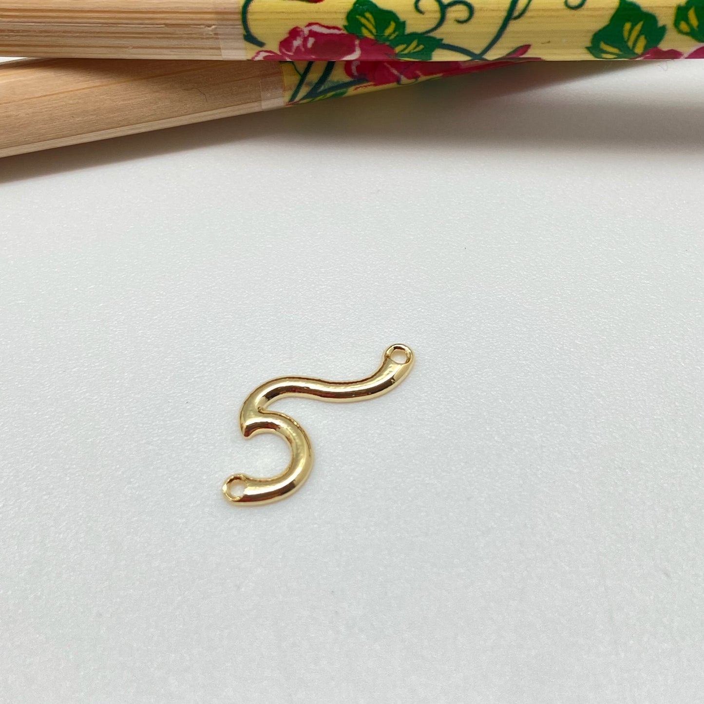 FO947 Conector Ola 8x17 mm incluye argollitas Figura Baño Oro Figuras Bañadas hecho de Bronce Bañado en Oro 18K Joyas Bañadas en Oro