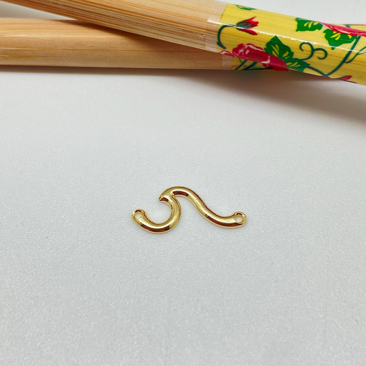 FO947 Conector Ola 8x17 mm incluye argollitas Figura Baño Oro Figuras Bañadas hecho de Bronce Bañado en Oro 18K Joyas Bañadas en Oro