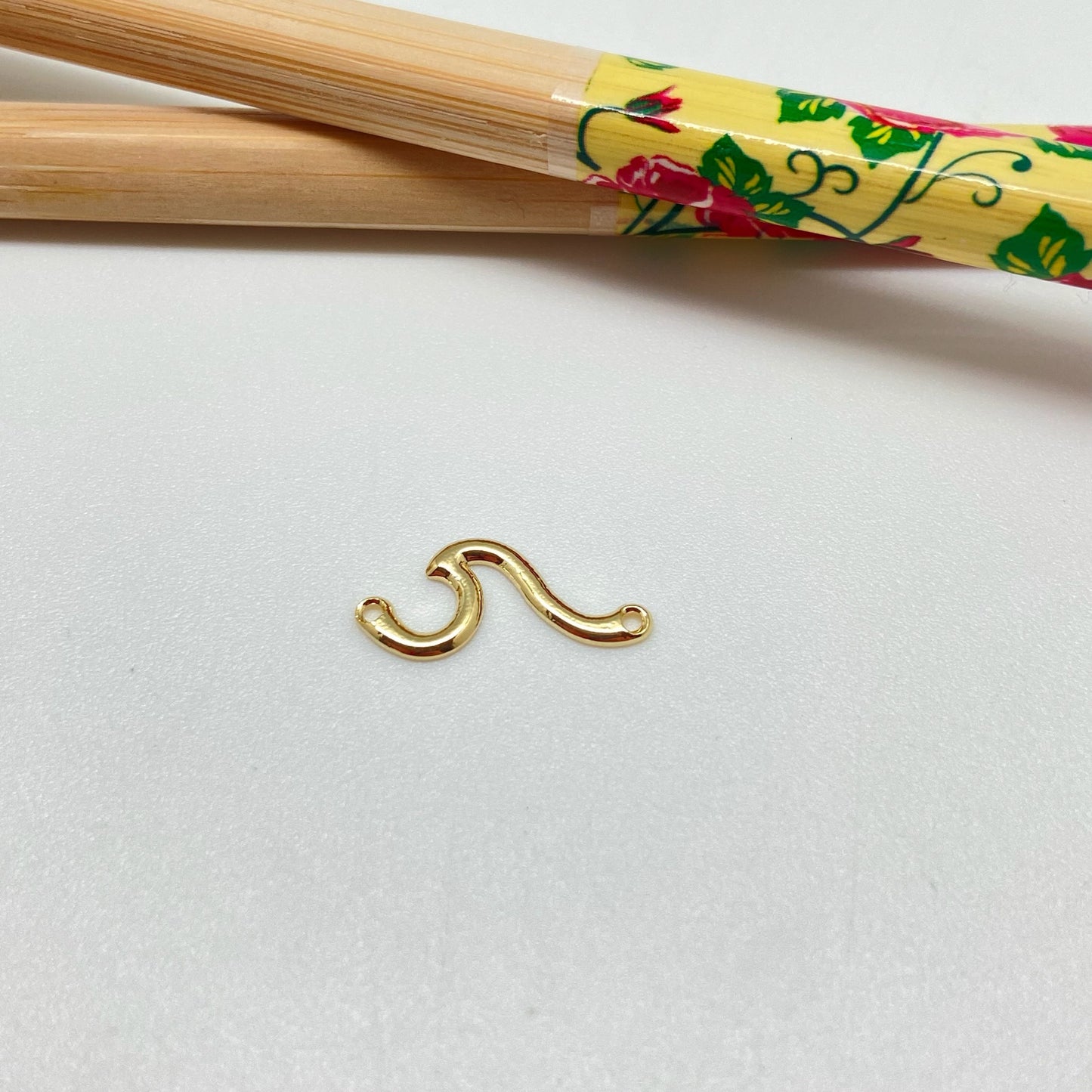 FO947 Conector Ola 8x17 mm incluye argollitas Figura Baño Oro Figuras Bañadas hecho de Bronce Bañado en Oro 18K Joyas Bañadas en Oro
