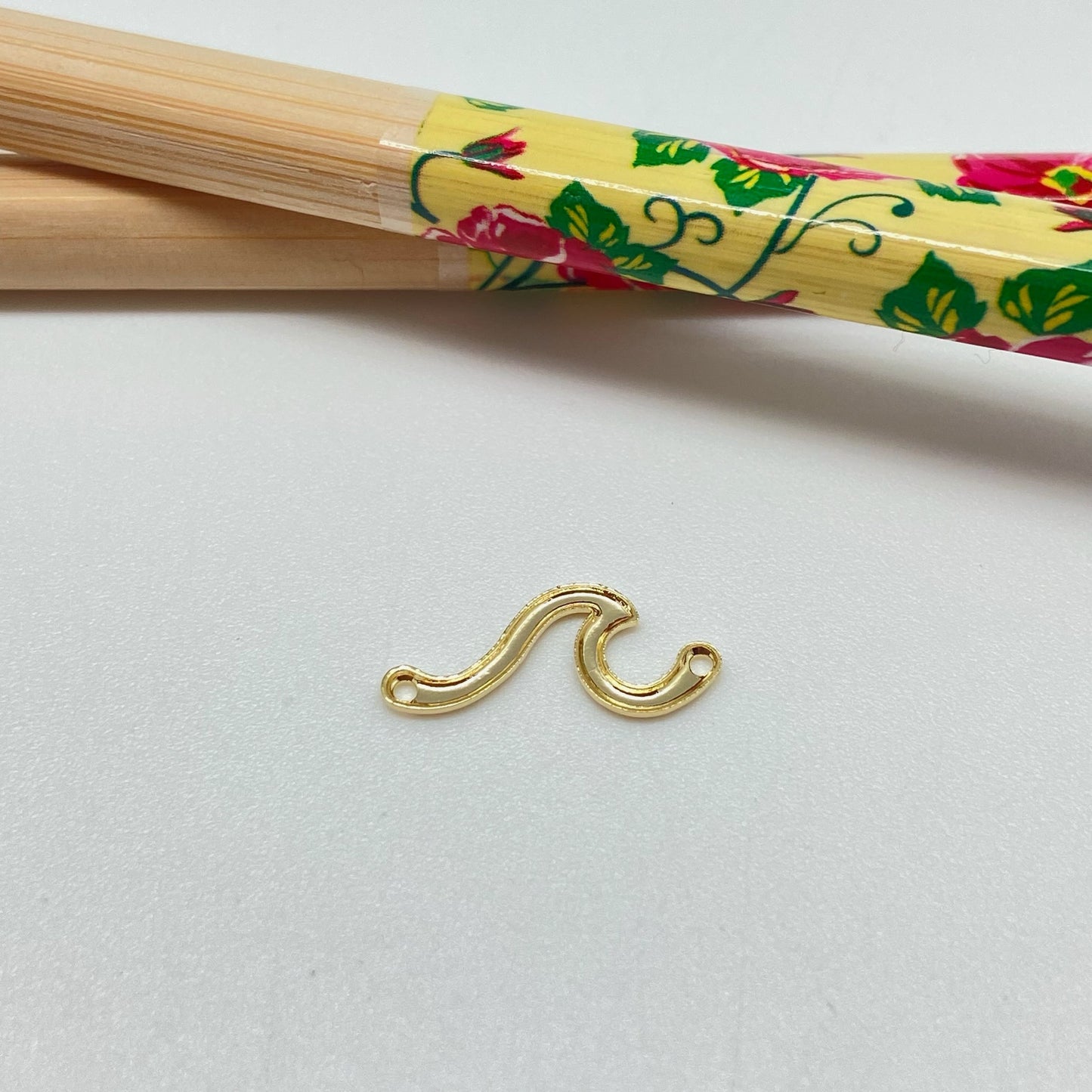 FO947 Conector Ola 8x17 mm incluye argollitas Figura Baño Oro Figuras Bañadas hecho de Bronce Bañado en Oro 18K Joyas Bañadas en Oro