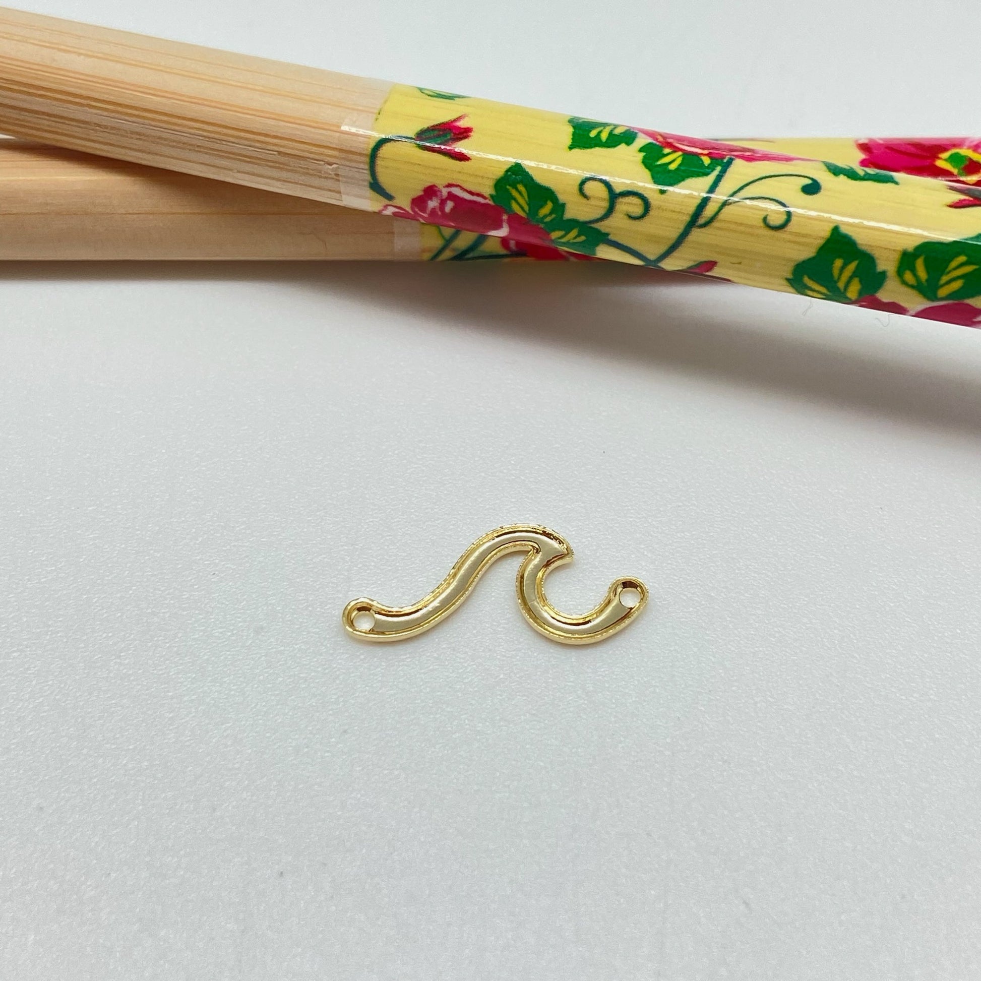 FO947 Conector Ola 8x17 mm incluye argollitas Figura Baño Oro Figuras Bañadas hecho de Bronce Bañado en Oro 18K Joyas Bañadas en Oro